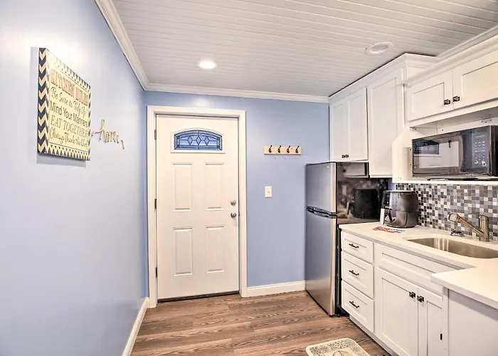 Updated Williamstown Apartment With Kitchen!