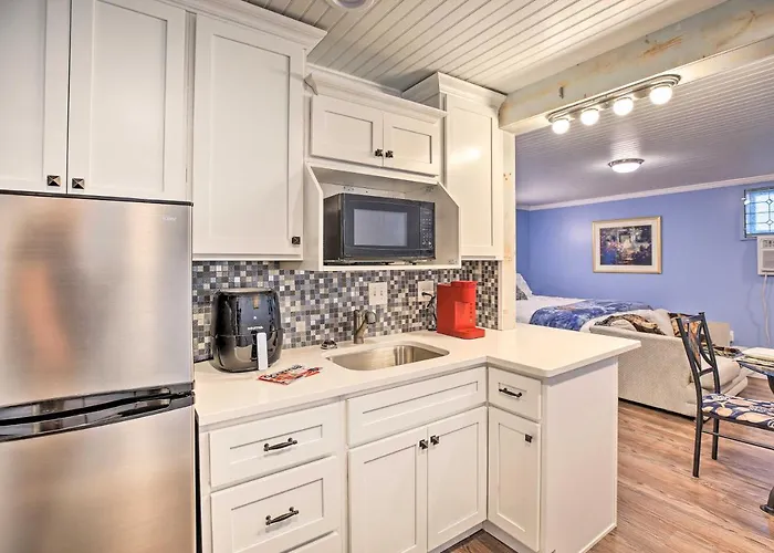 Updated Williamstown Apartment With Kitchen!