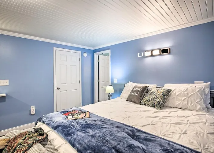 Updated Williamstown Apartment With Kitchen!